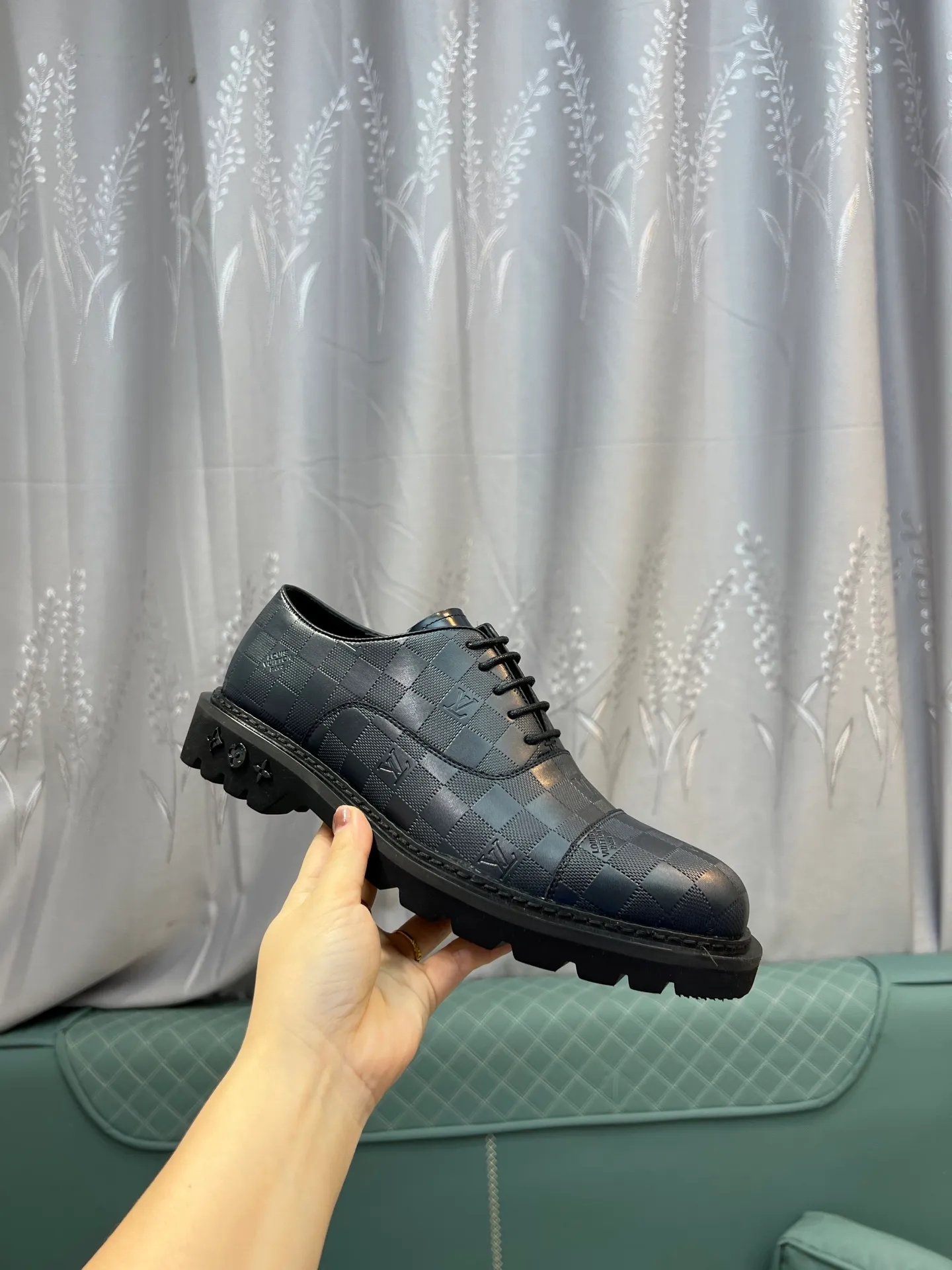 Men's shoes 💰820 [LV] - High-end quality - Upper: 🔝 tumbled cowhide, Nappa cowhide, brand logo sewn on shoe body - Lining: cowhide, foot pads; water-dyed cowhide - Outsole: TPR·rubber foam; two-color molded outsole -Super high quality control·Fine workmanship: highlighted (high-end·luxury·grade) -Size: 39-44 (38 45 can be customized)